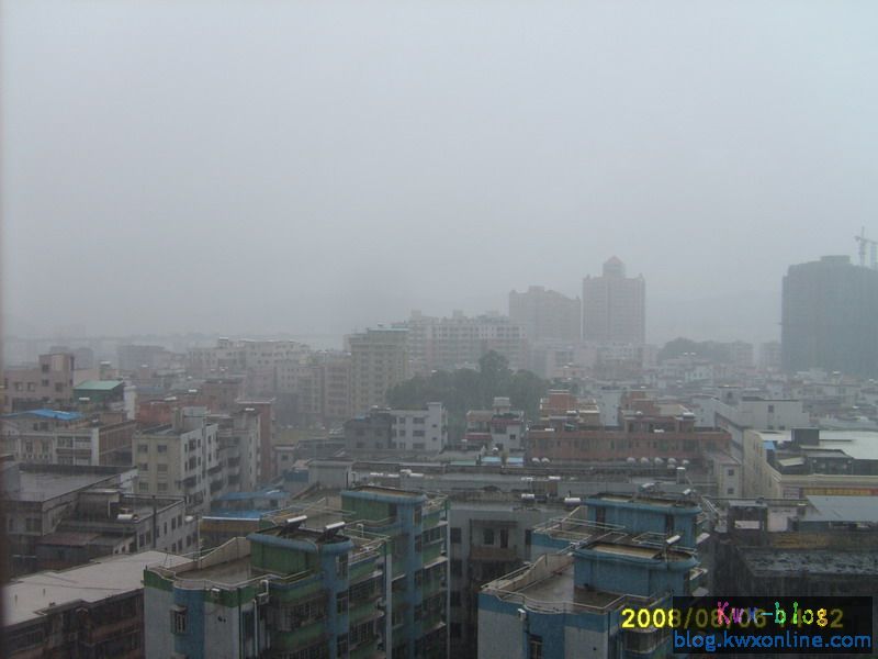 台风“北冕”影响 —大雨纷飞